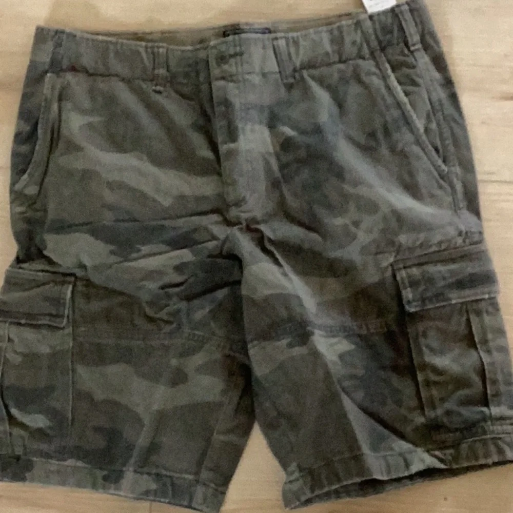 Abercrombie & Fitch Cargo Shorts size 36, NWT, Green Camo